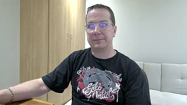 Snapshot of BrettJ81 chatting on December 3, 3:21 pm BrettJ81 online show from December 3, 3:21 pm