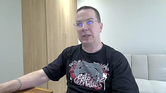 Snapshot of BrettJ81 chatting on December 15, 12:20 pm BrettJ81 online show from December 15, 12:20 pm