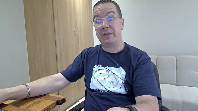 Snapshot of BrettJ81 chatting on December 16, 12:32 pm BrettJ81 online show from December 16, 12:32 pm