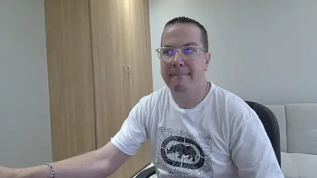 Snapshot of BrettJ81 chatting on December 20, 9:05 am BrettJ81 online show from December 20, 9:05 am