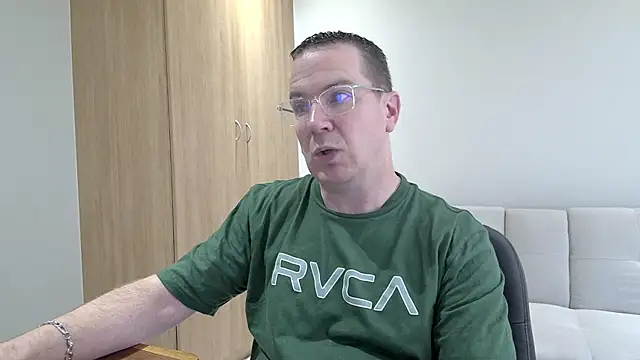 Snapshot of BrettJ81 chatting on December 21, 12:12 pm BrettJ81 online show from December 21, 12:12 pm