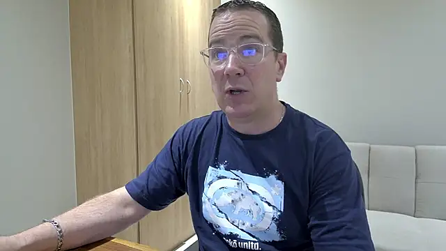 Snapshot of BrettJ81 chatting on January 10, 5:37 pm BrettJ81 online show from January 10, 5:37 pm