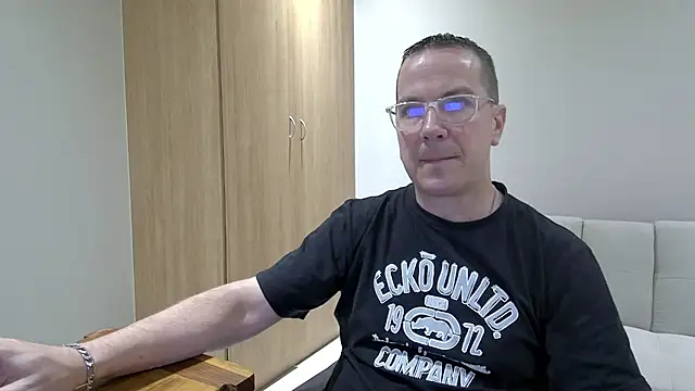 Snapshot of BrettJ81 chatting on February 21, 6:42 pm BrettJ81 online show from February 21, 6:42 pm