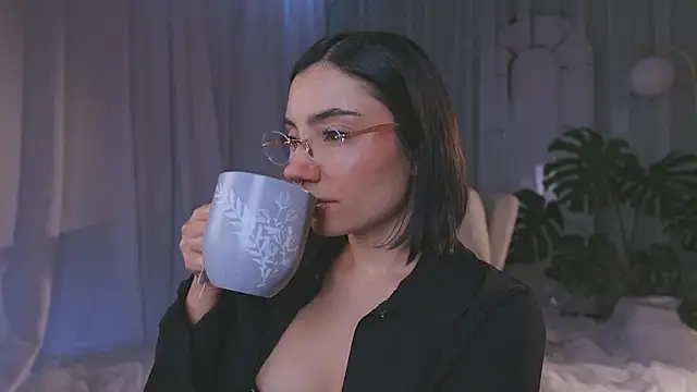 AmyArmstrong online show from June 24, 9:47 pm